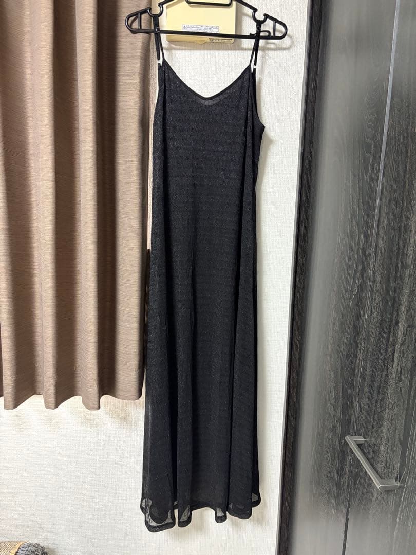 フリルスリーブの黒いマキシドレス