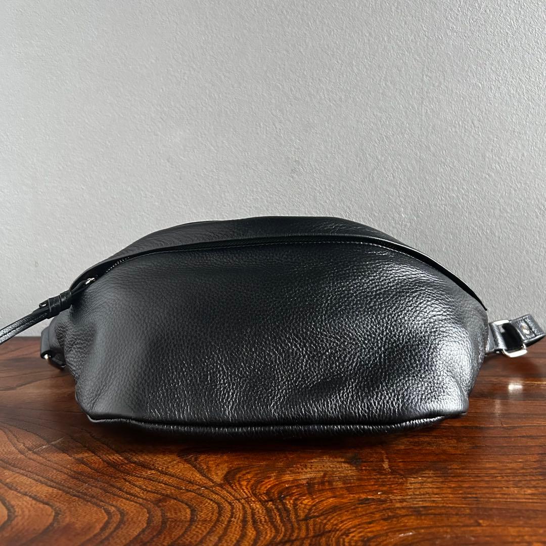 【匿名配送】nouer ヌエール 黒 牛革 ボディバッグ 2way シボ革 人気