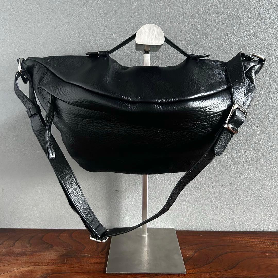 【匿名配送】nouer ヌエール 黒 牛革 ボディバッグ 2way シボ革 人気