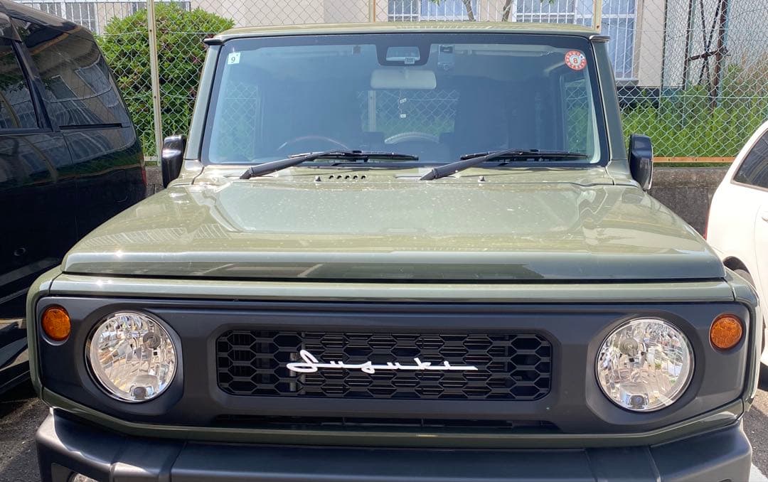 送料込み　ジムニーフロントグリル マットブラック　筆記体　ホワイトエンブレム