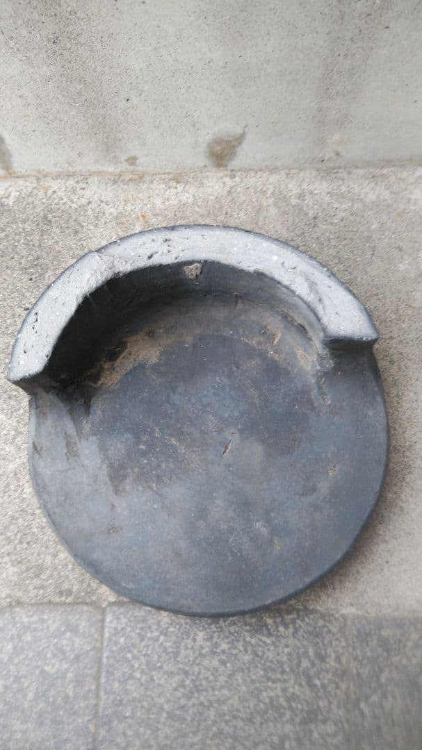 瓦 天皇家菊の16紋 本物です