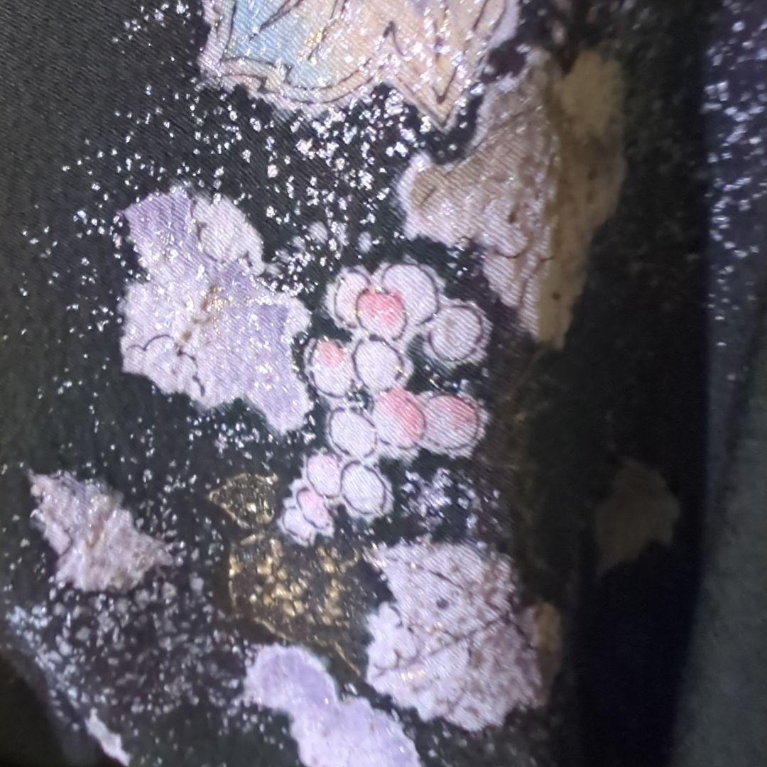 落款が入ります、青丹色の地に煌めく葡萄柄が繊細な美しさを見せる正絹訪問着です