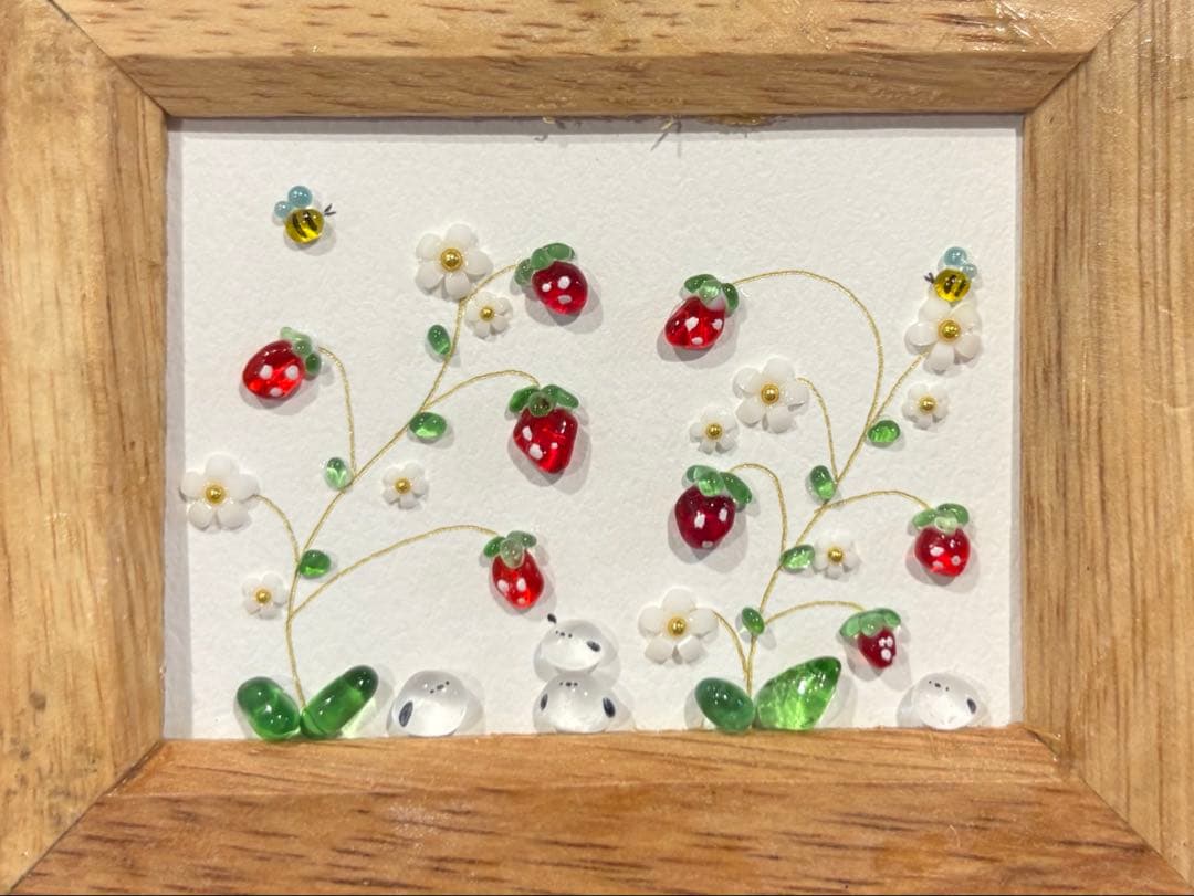 シマエナガといちご畑　。シーグラスアート