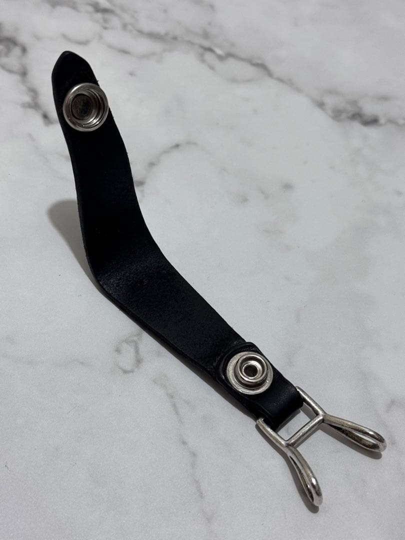 クロムハーツクロスボタンレザーベルトループ