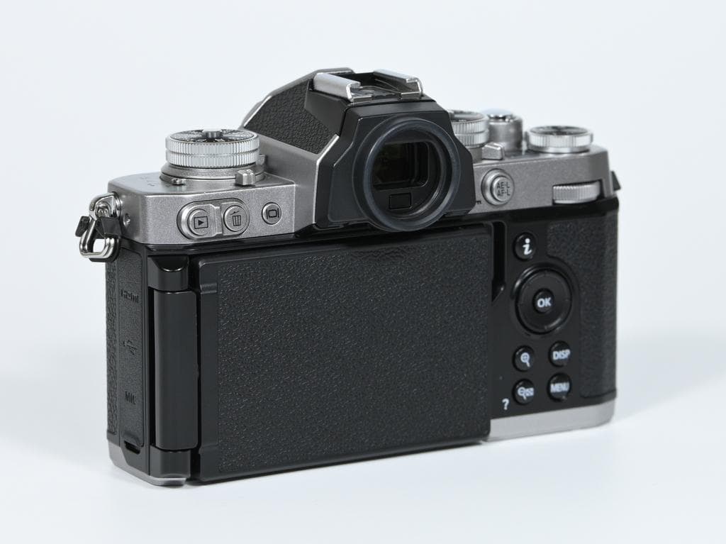 【ほぼ新品】 ニコン　Nikon Z fc レンズキット 《ショット数412》