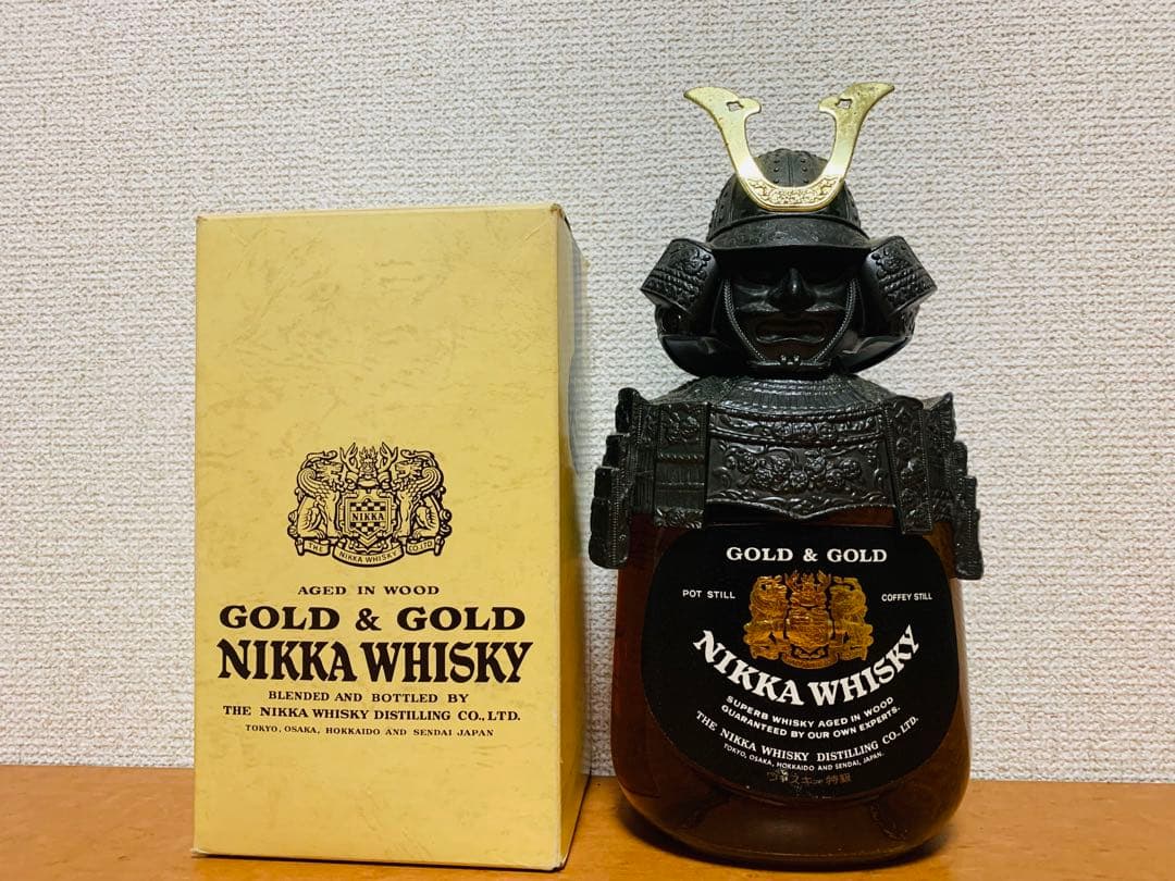 鉄の鎧を着たニッカウイスキーのボトル THE NIKKA WHISKY G&G