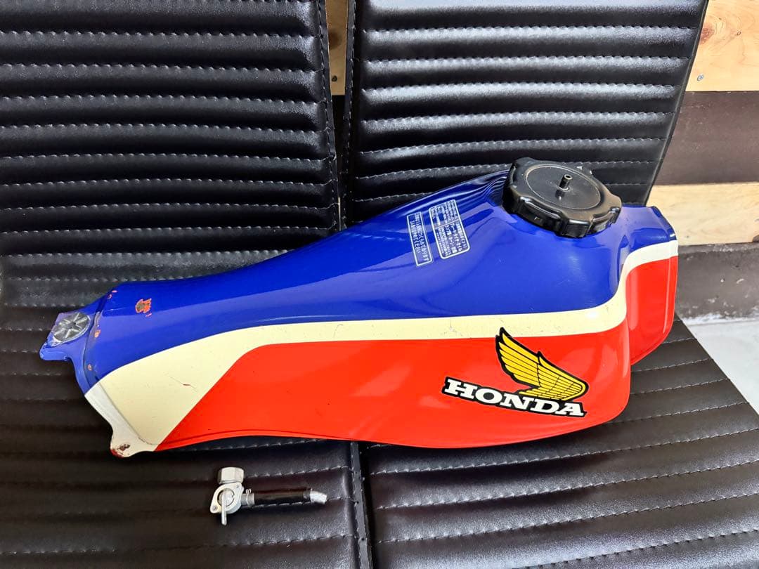 送料込　TLR200 HONDA バイクタンク 青赤白