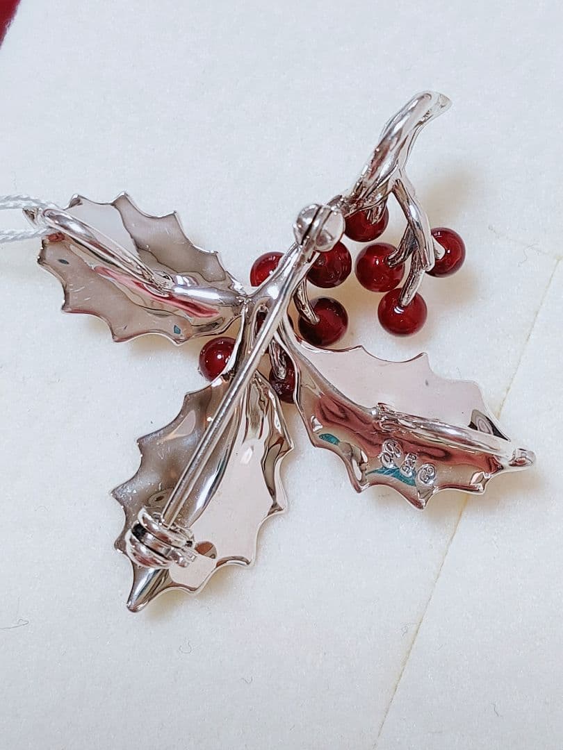 新作 碌山 クリスマスヒイラギ ガーネリアン シルバー ブローチ 兼ペンダント