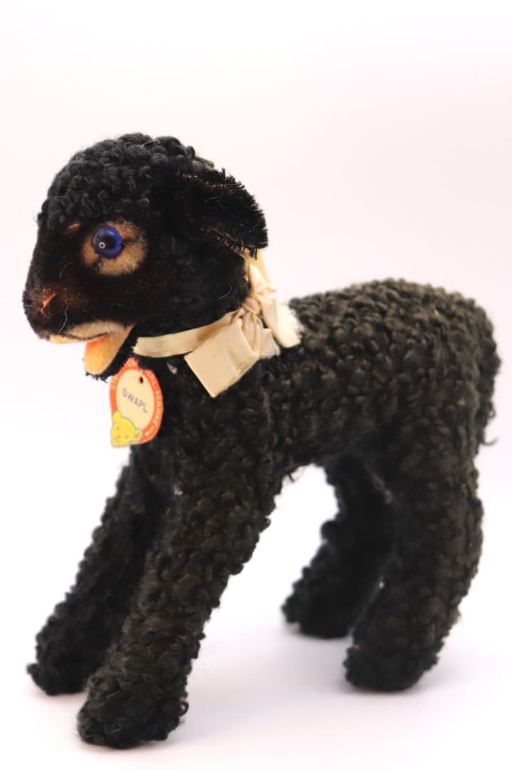 シュタイフ SWAPL 黒い羊のぬいぐるみ 左側半面に日焼け有り