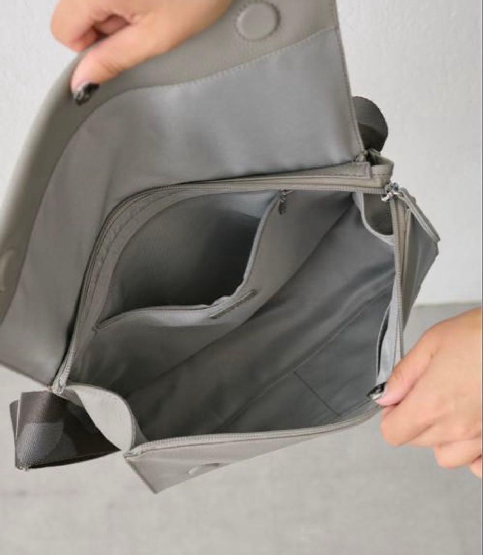 タグ付き　イアパピヨネ　本革　ワイドテープショルダーバッグ/ボディバッグ