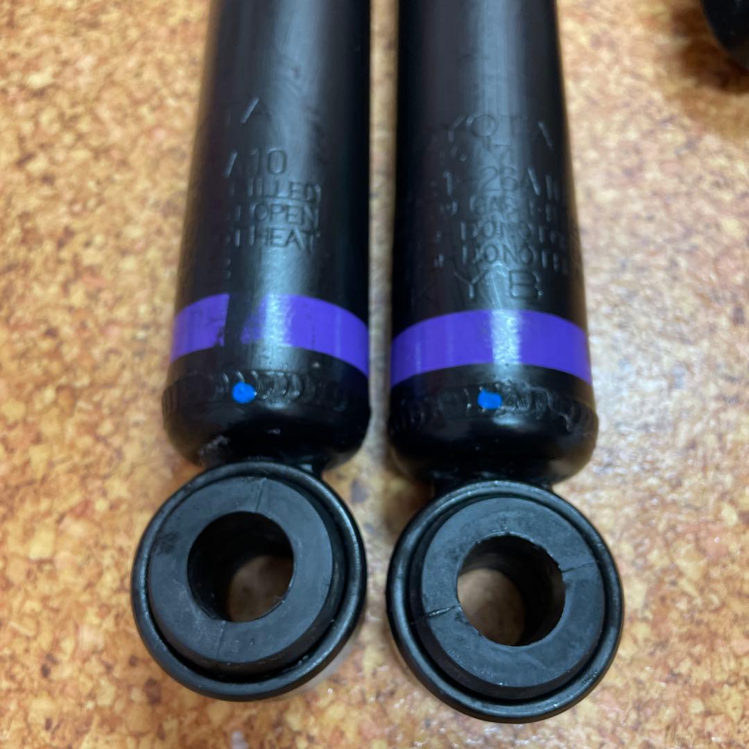 未使用　純正ショックアブソーバーハイエース8型KYB ー 4本セットTOYOTA