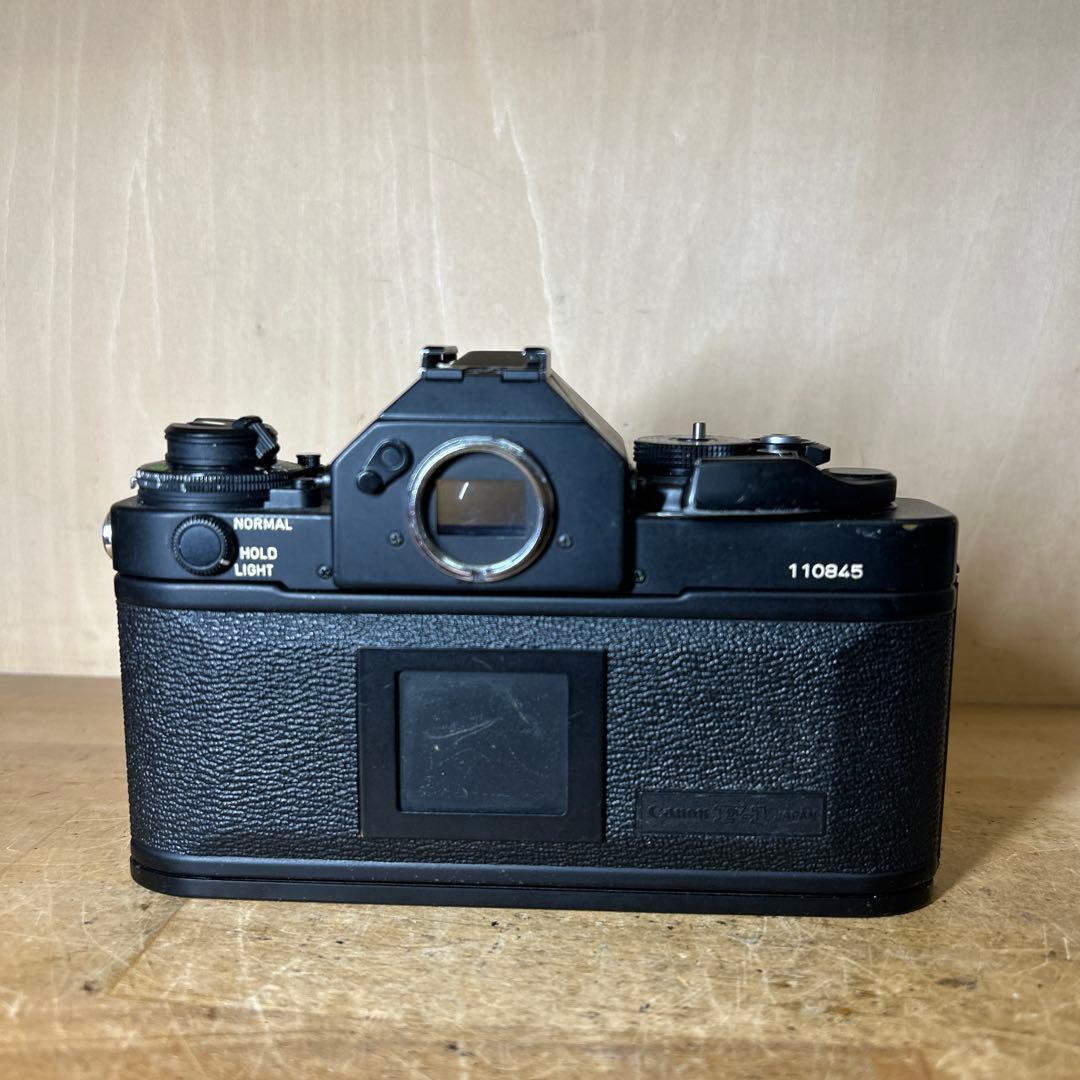Canon F-1 ボディー　フィルム巻き取り軸下部欠けあり　他完動極美品