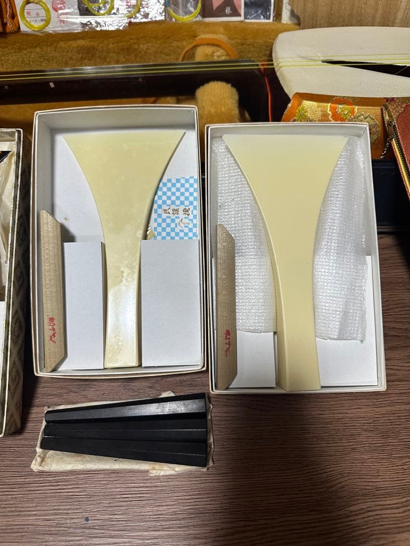 最終値下げ　民謡三味線(紅木、片面皮破れあり)付属品セット