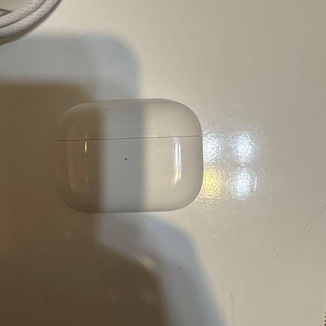 AirPods Pro （右耳のみ）充電ケーブル付き　充電すれば正常に使えます。