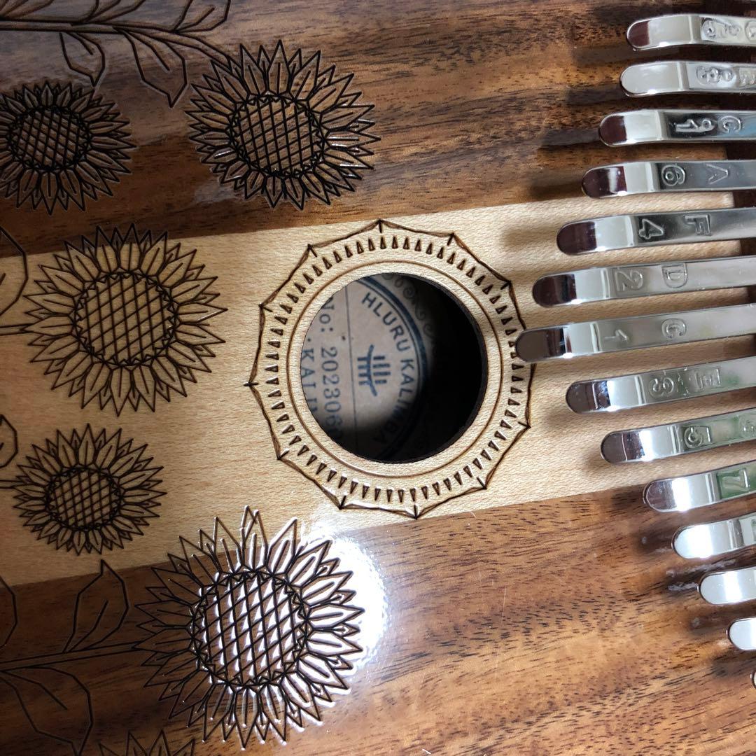 hluru製　木製カリンバ ひまわり彫刻付き17key