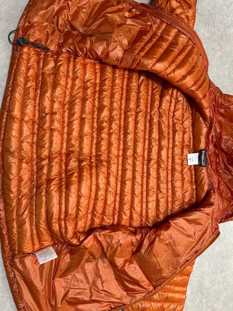 希少 極美品 パタゴニア ウルトラライトダウン フーディ S オレンジ