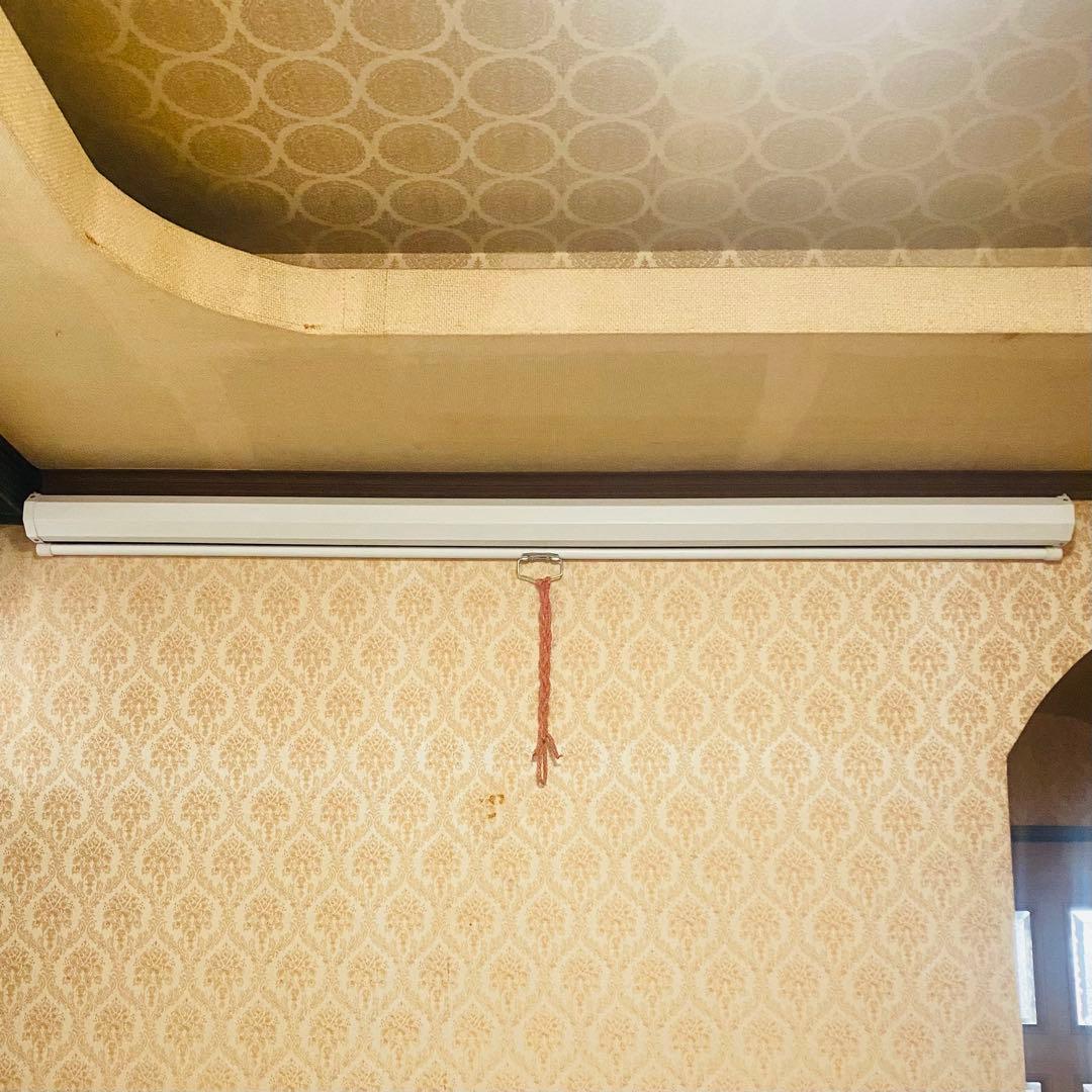 美品☆プロジェクタースクリーン 80型　壁掛け 吊り下げ式 ホームシアター