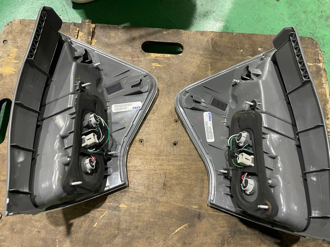 プリウスα 後期　DEPO製　US仕様テール