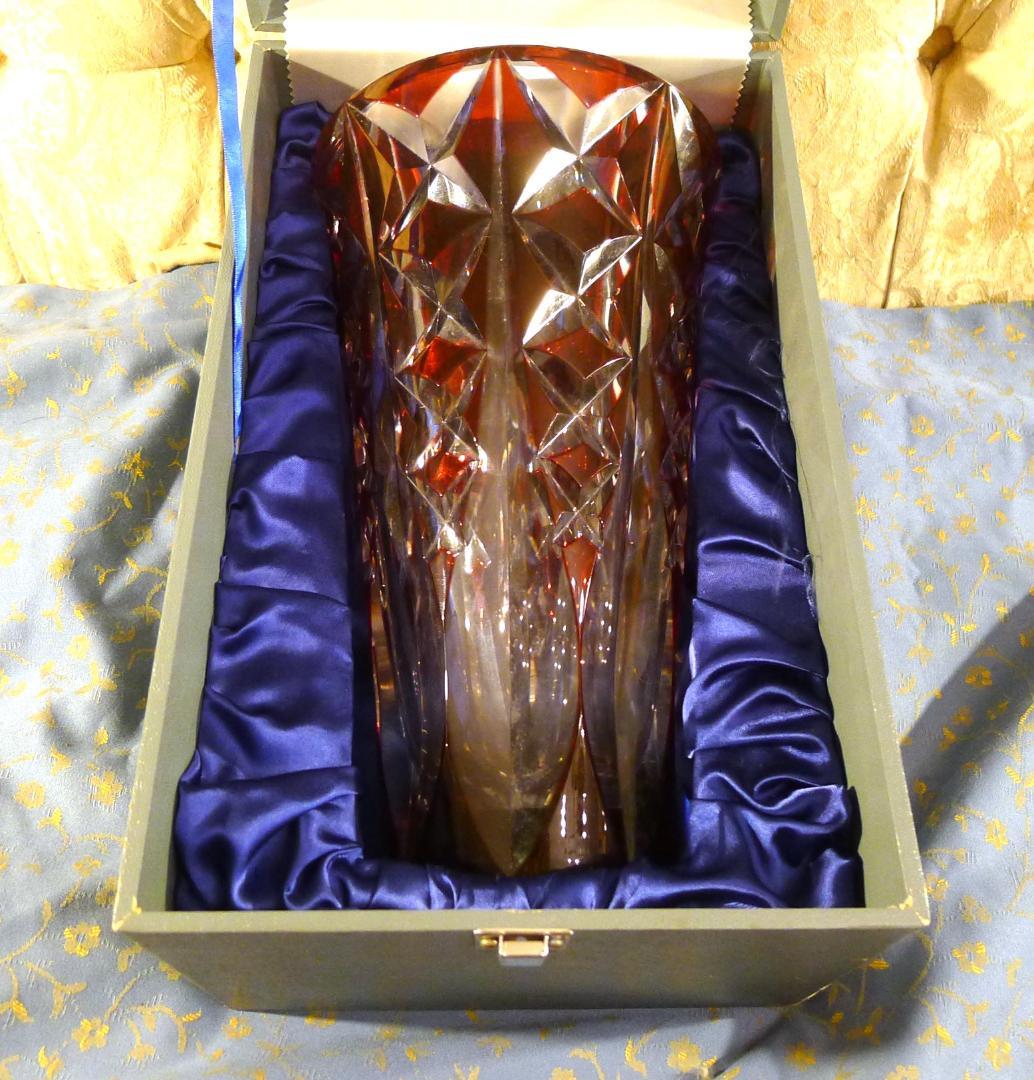 クリスタルの女王【サンルイクリスタル】高級レッドカラーフラワーベース（専用箱付）