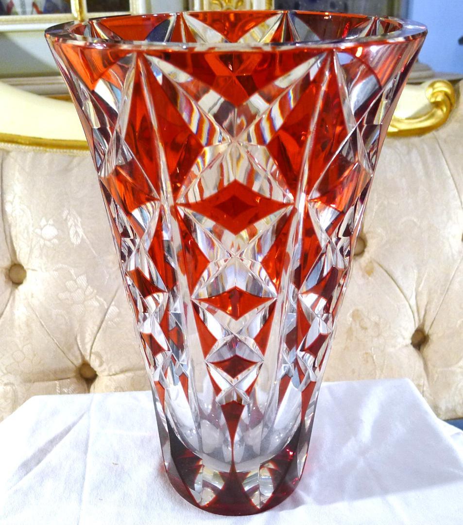 クリスタルの女王【サンルイクリスタル】高級レッドカラーフラワーベース（専用箱付）