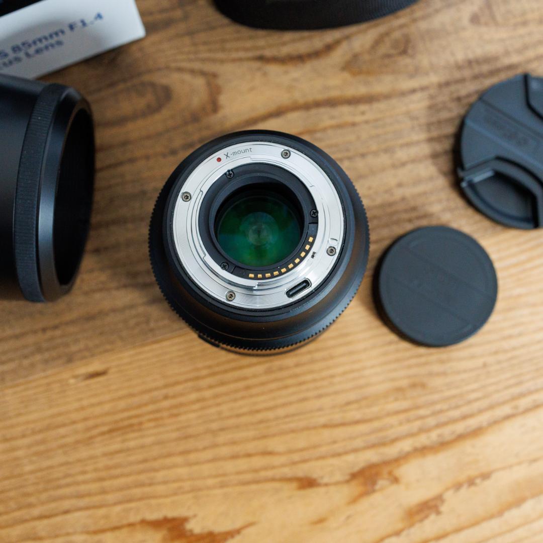 美品 SIRUI Aurora 85mm F1.4 Xマウントレンズ おまけ付き