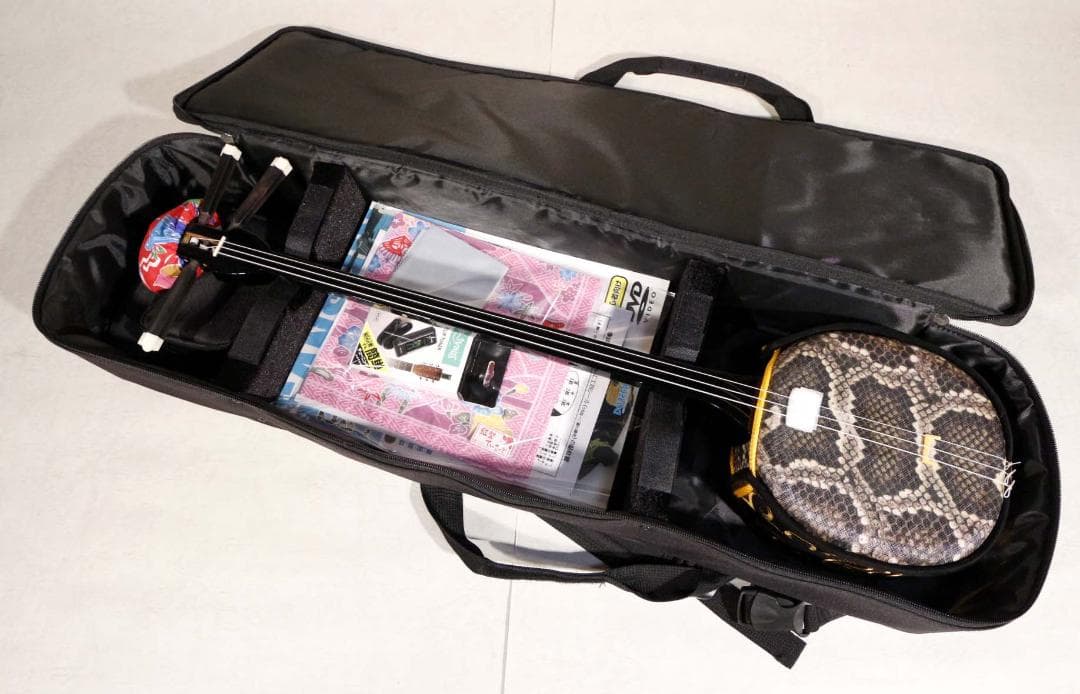 ■沖縄三線■ケース、チューナー、教則本、DVD付セット■美品 / 人工皮革