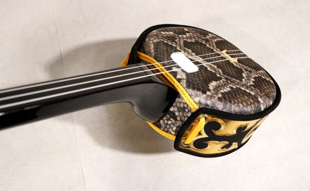 ■沖縄三線■ケース、チューナー、教則本、DVD付セット■美品 / 人工皮革