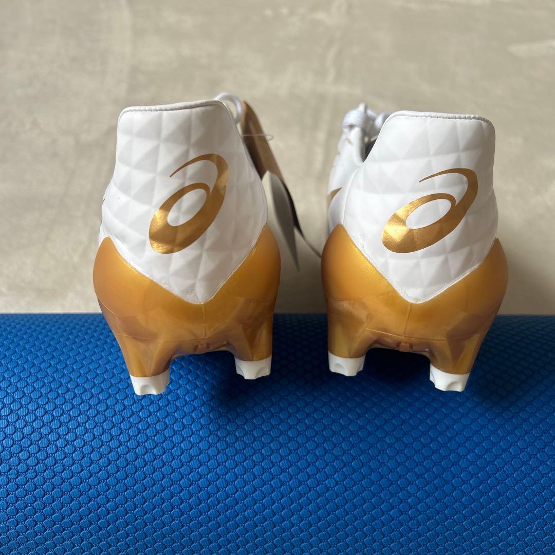 ASICS スパイクシューズ ホワイト/ゴールド