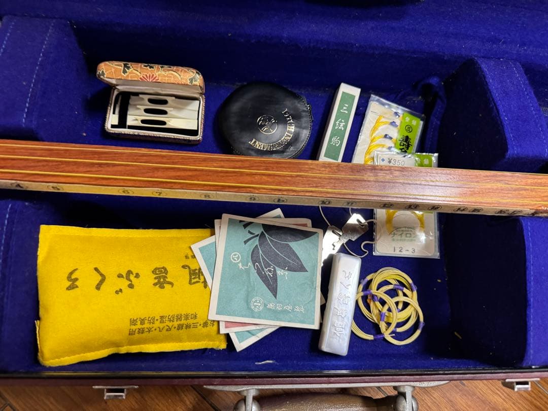 三味線　ハードケース付き　備品付き　弦楽器