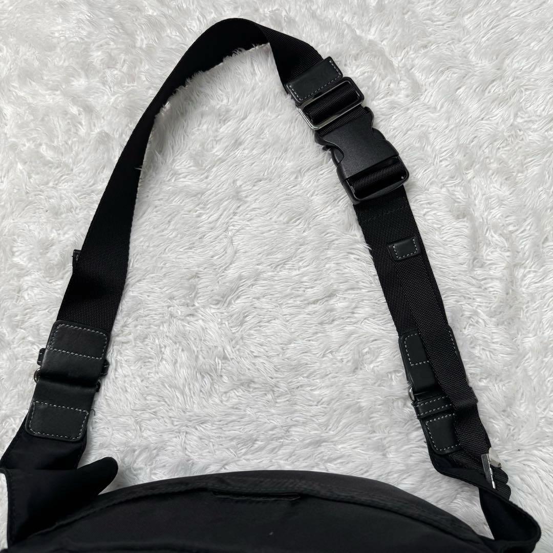 アニエスベーボヤージュ　牛革×ナイロン　ロゴ型押し　軽量クロスボディバッグ黒