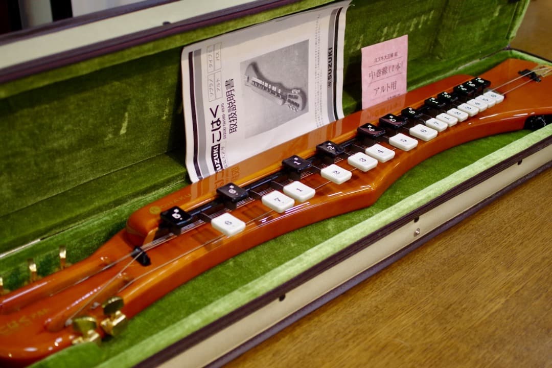 電気大正琴　SUZUKI「こはくアルト」（セミハードケース付）