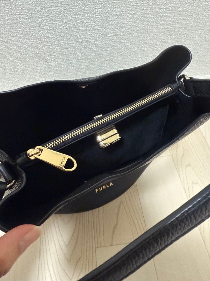 FURLA フルラ　ハンドバッグ　バック　ショルダー　黒　ゴールド　シンプル