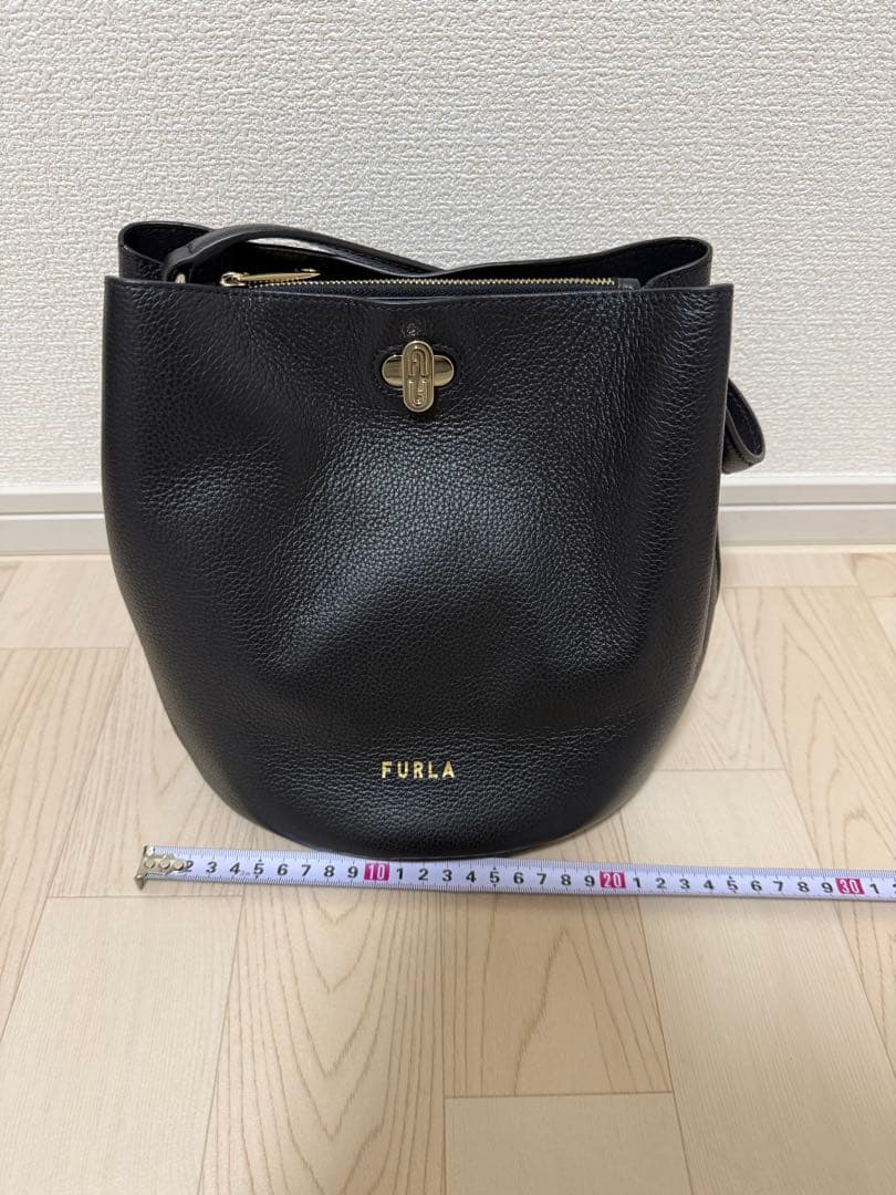 FURLA フルラ　ハンドバッグ　バック　ショルダー　黒　ゴールド　シンプル