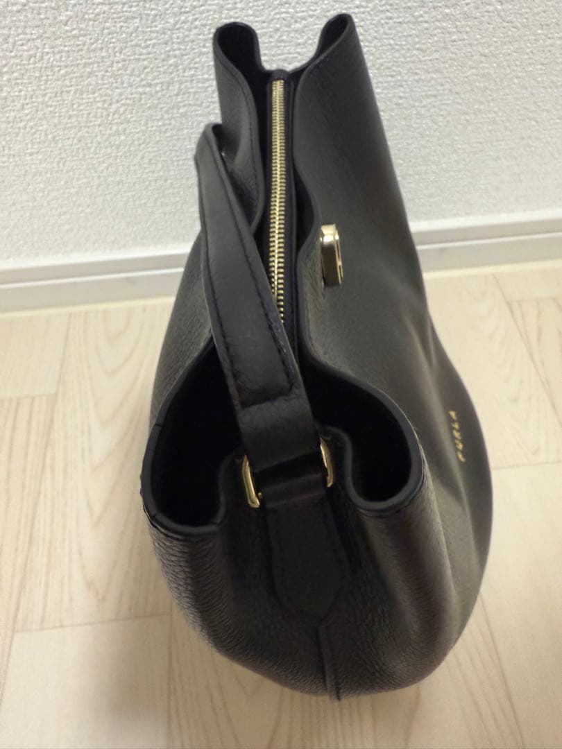 FURLA フルラ　ハンドバッグ　バック　ショルダー　黒　ゴールド　シンプル