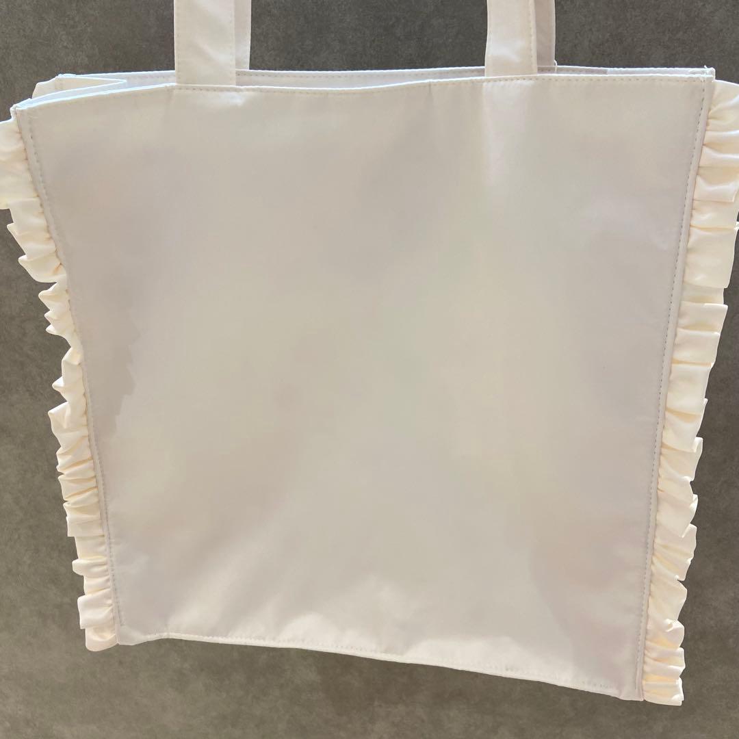 【最安値】メゾンドフルール サンリオ いちご新聞 フリルトートバッグ アイボリー