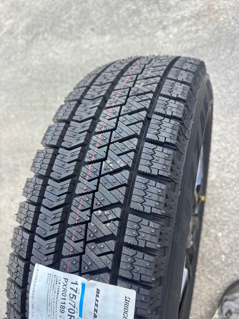 ヤリス、ヴィッツ等175/70R14ブリザックVRX2 2024年製