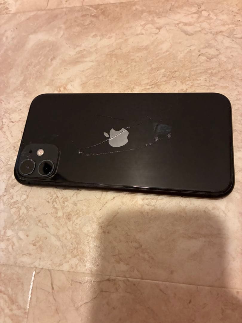 Apple iPhone 11 ブラック 本体　ジャンク　au 64GB