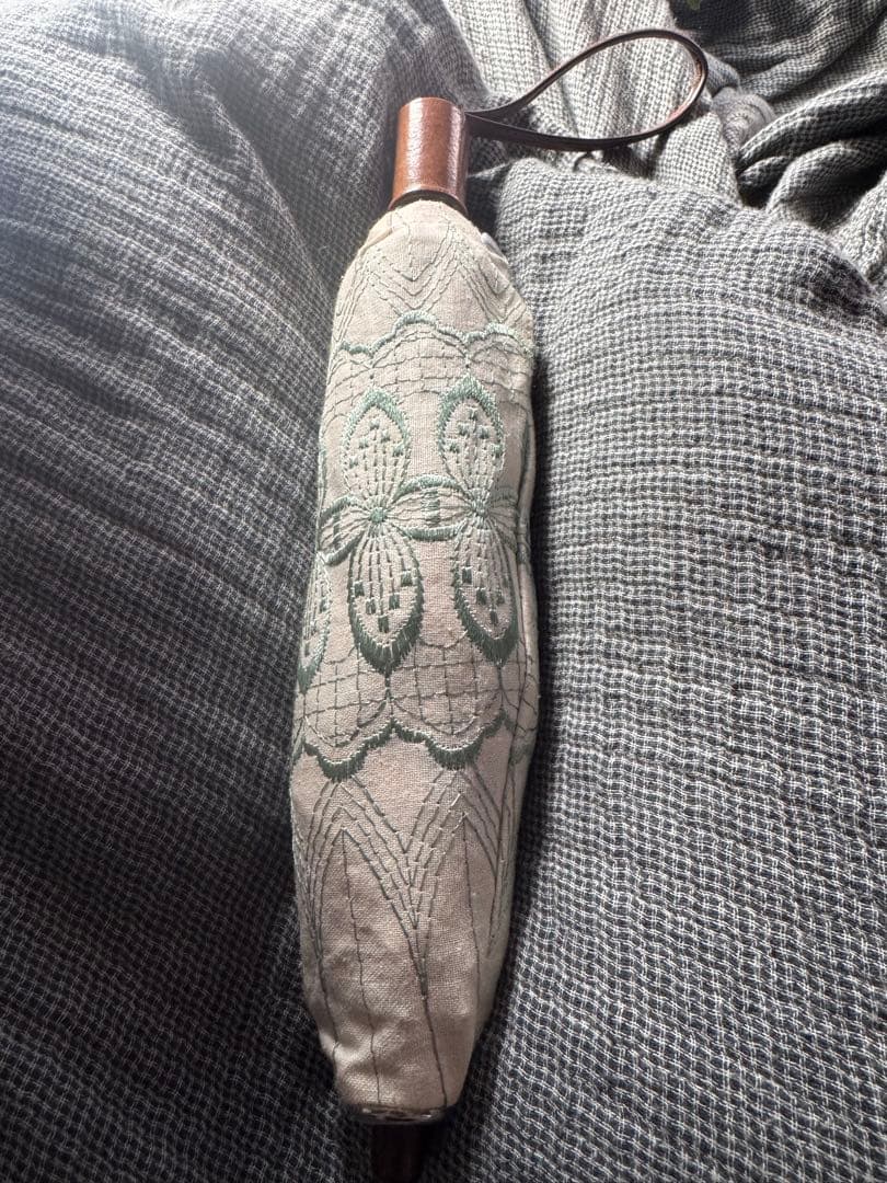 上品なビンテージ麻の折り畳み日傘　刺繍が涼しげ　カバー付　雅姫お好きな方にも