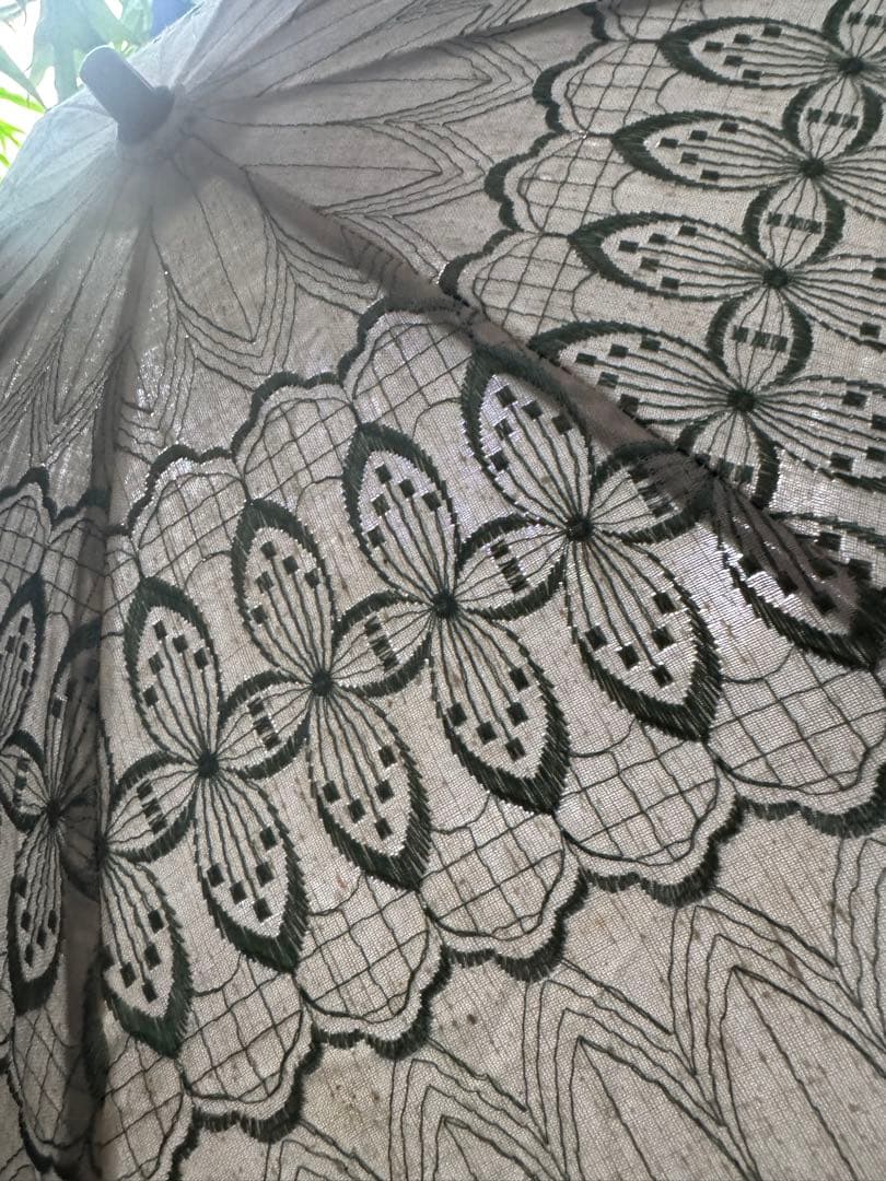 上品なビンテージ麻の折り畳み日傘　刺繍が涼しげ　カバー付　雅姫お好きな方にも