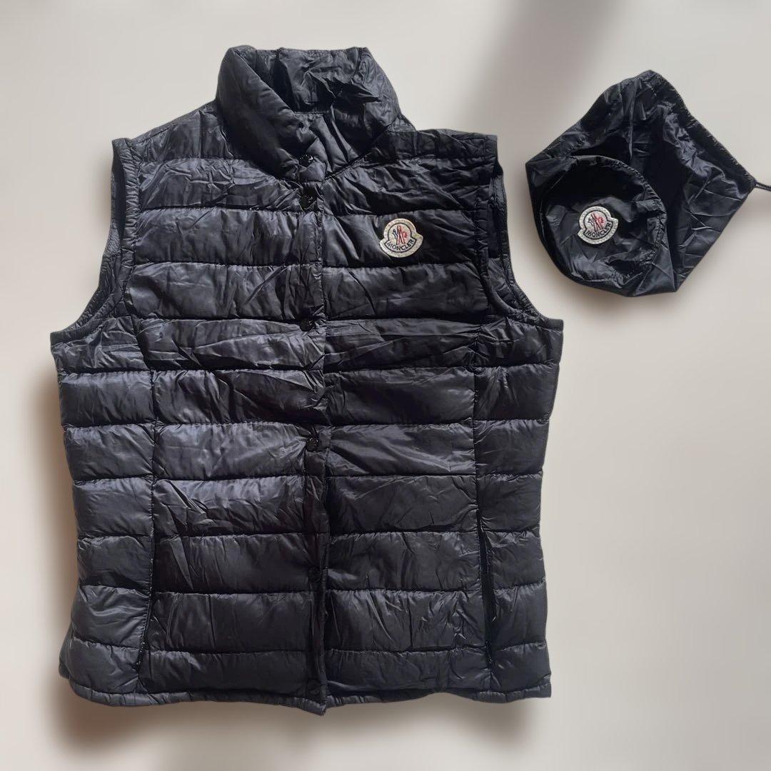 【美品】MONCLER ダウンベスト ブラック S コンパクト収納
