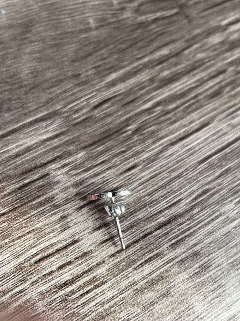 Gucci GGロゴ シルバーピアス