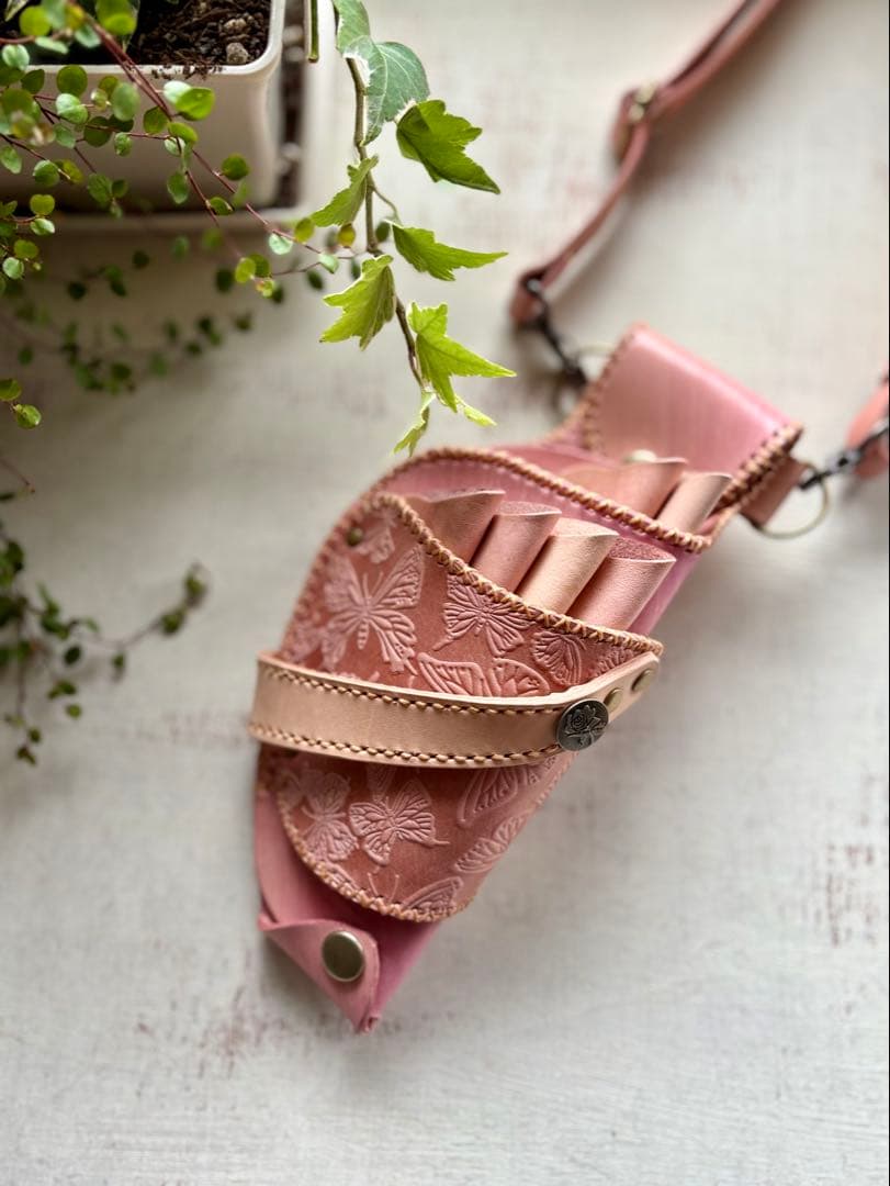 手染め大人ピンク、蝶型押しの軽量スリムシザーケース