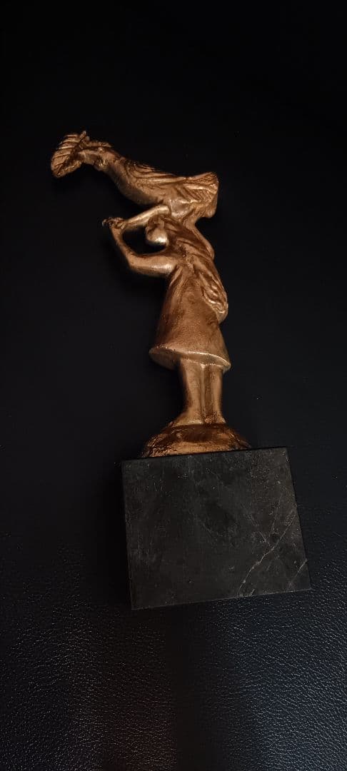 ブロンズ製女性像 鶏を持つ置物 約25cm Sato Churyo