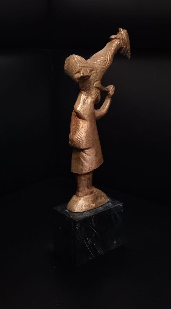 ブロンズ製女性像 鶏を持つ置物 約25cm Sato Churyo