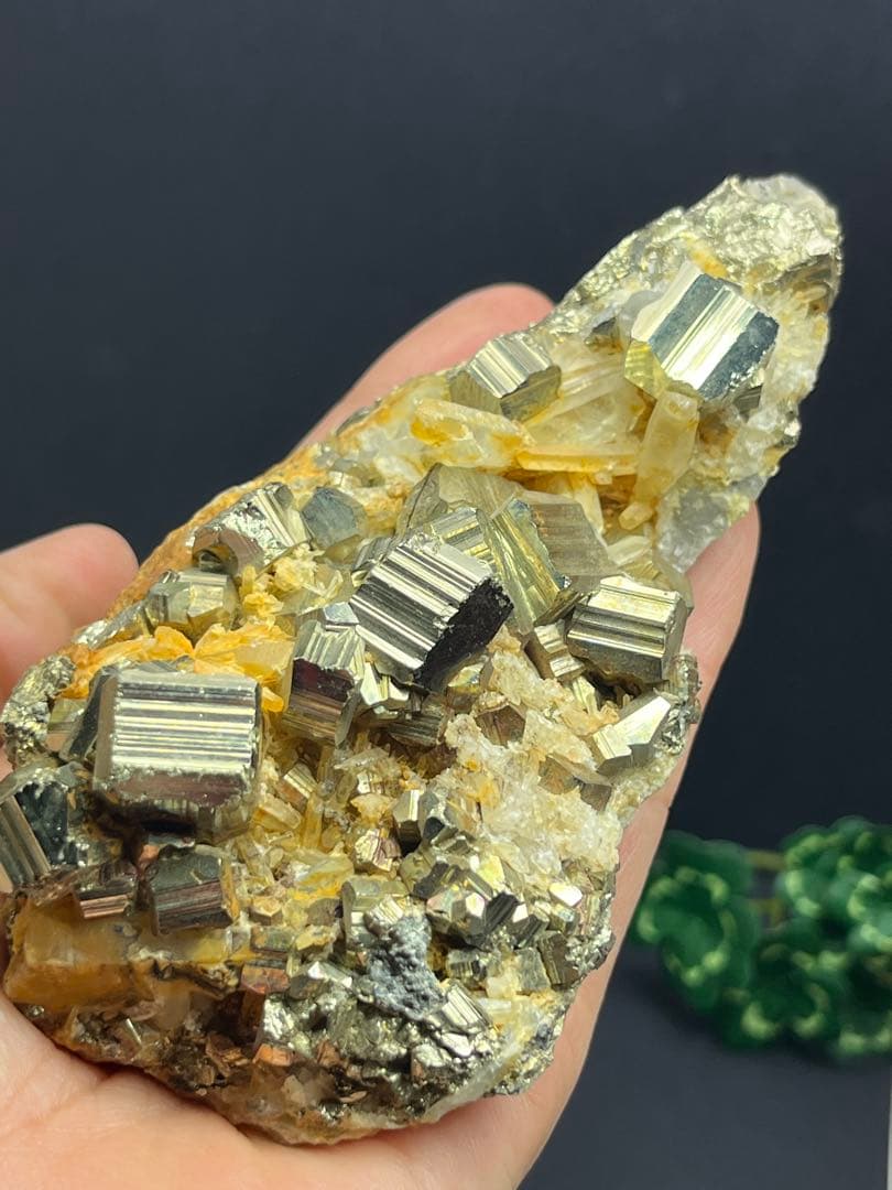 天然石　水晶クラスター　パイライト原石　大粒キューブ付き　約424g⭐️1926