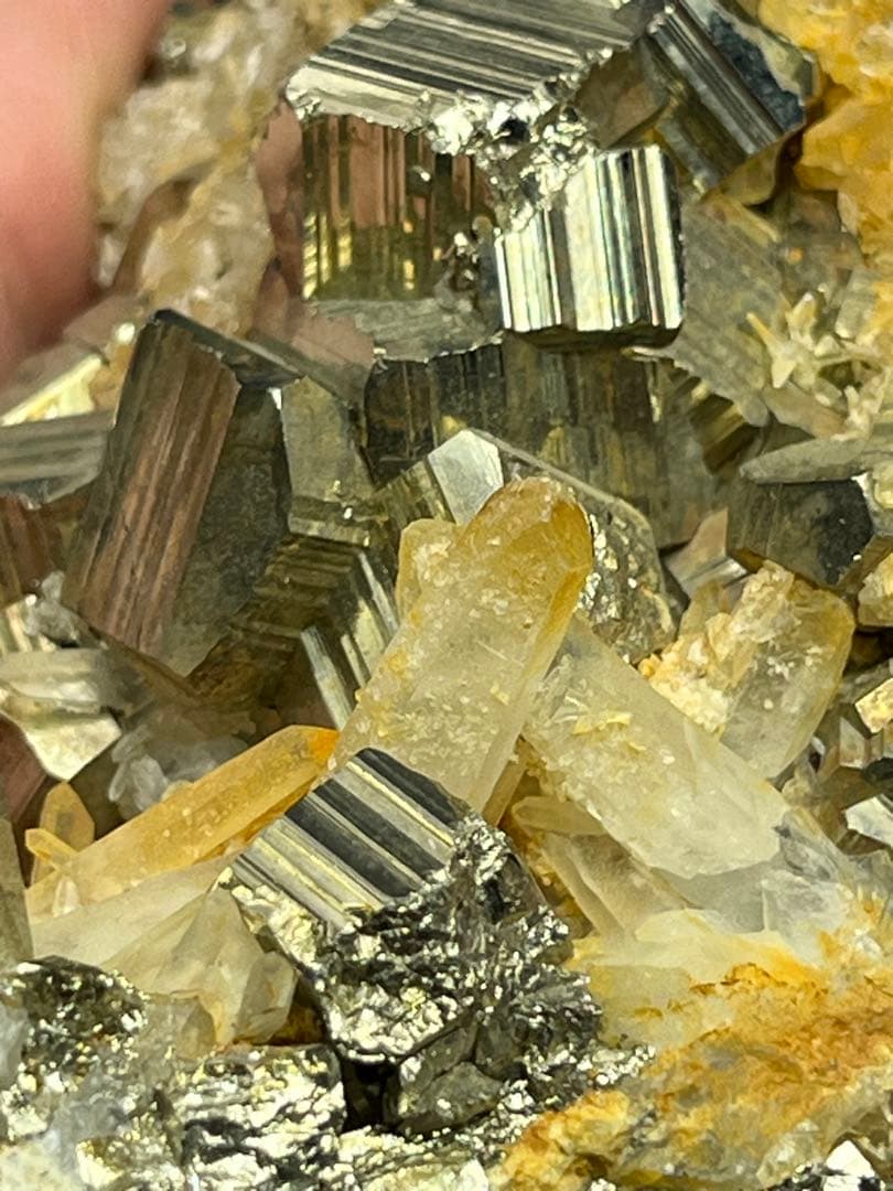 天然石　水晶クラスター　パイライト原石　大粒キューブ付き　約424g⭐️1926