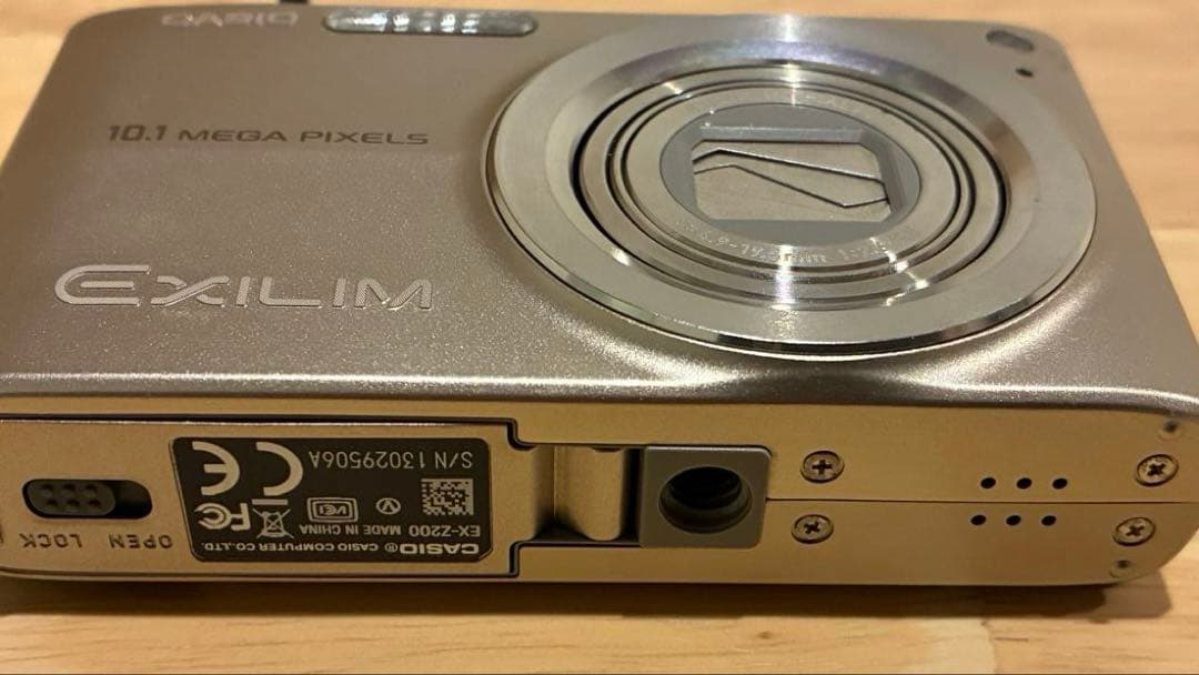 【極美品/訳あり】CASIO EXILIM EX-Z200 シルバー 充電器付き