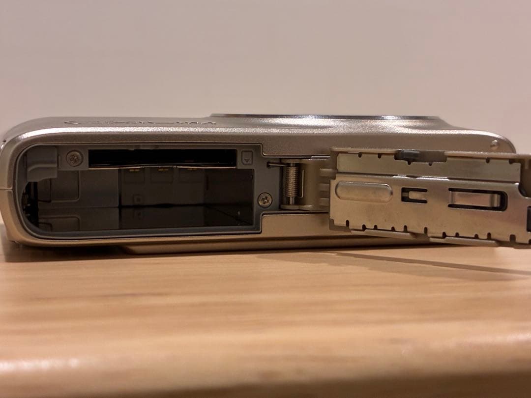 【極美品/訳あり】CASIO EXILIM EX-Z200 シルバー 充電器付き