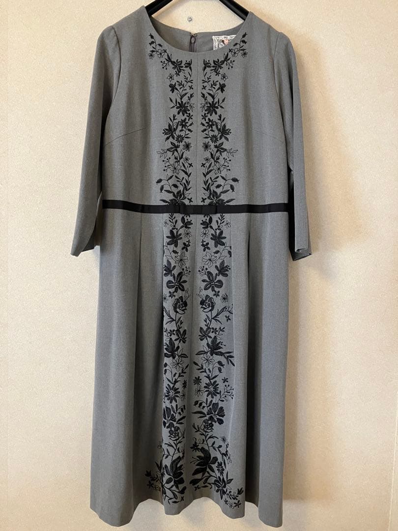 ローズティアラ　42 ジュエル　グレーワンピース　刺繍