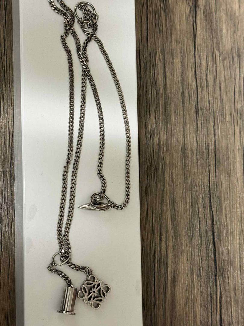 LOEWE ロエベのネックレスをネットで調べたら、元の値段は50000円でした